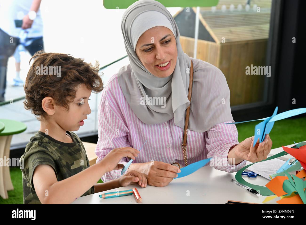 London, Großbritannien. Summer on the Square, das kostenlose Familienfest der National Gallery. Das kostenlose Kunstfestival vereint zwei Flaggschiff-Programme der National Gallery für Kinder und Familien und bietet Familien die Möglichkeit, Kunstwerke zu bewundern, die von Kindern im ganzen Land geschaffen wurden, in diesem Jahr „Take One Picture“-Ausstellung. Quelle: michael melia/Alamy Live News Stockfoto