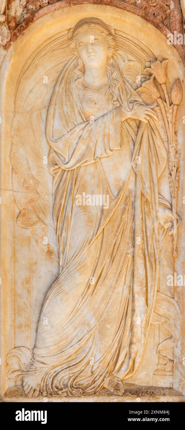 PERUGIA, ITALIEN - 16. MAI 2024: Das Relief der Tugend an der Fassade der Kirche Oratorio dei Santi Andrea e Bernardino von Agostino di Duccio (1418–148) Stockfoto