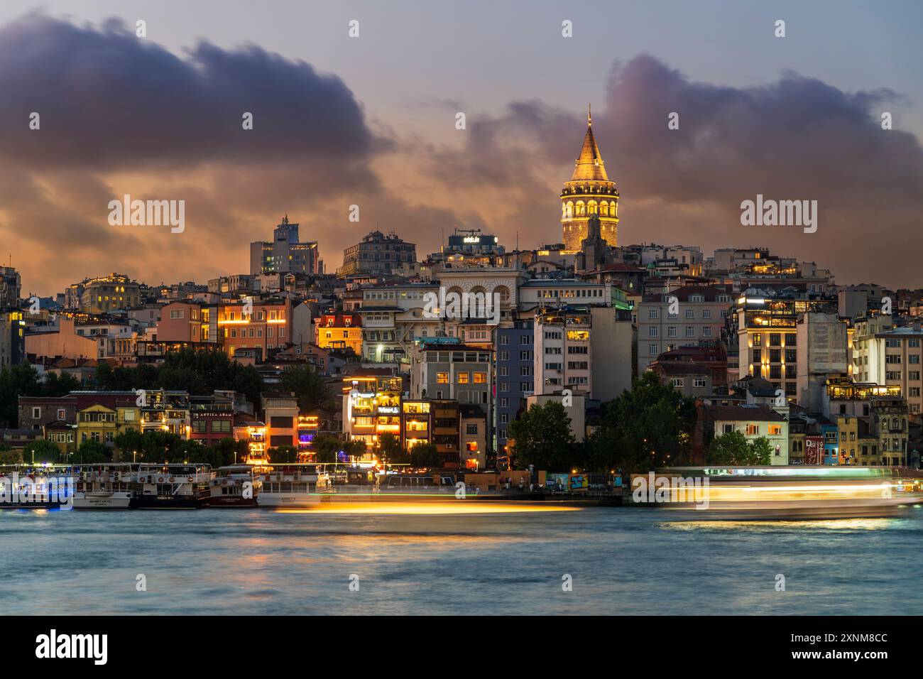 Blick auf das Beyoglu Viertel mit Galata Turm bei Sonnenuntergang, Istanbul, Türkei Stockfoto