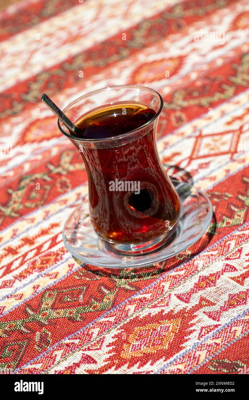 Türkisches Teeglas, Istanbul, Türkei Stockfoto