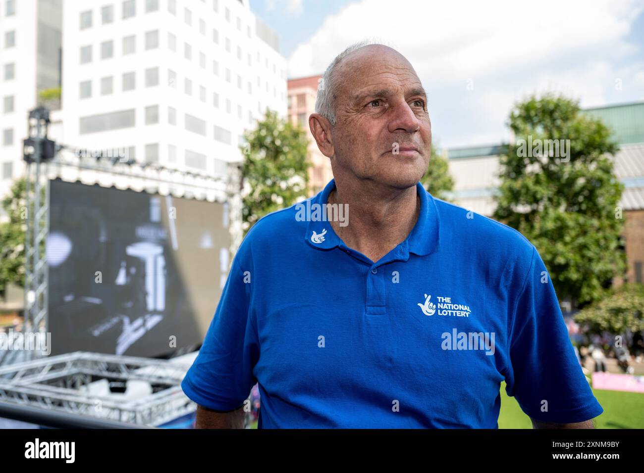 London, Großbritannien. 1. August 2024. Sir Steve Redgrave als Fans in 30C Heat sehen Sie die Action auf der Großleinwand im offiziellen Team GB King’s Cross Fanzone für die Olympischen Spiele 2024 in Paris auf dem Lewis Cubitt Square. Besucher können auch an olympischen Aktivitäten und Medaillenfeiern mit den zurückkehrenden Athleten des Teams GB teilnehmen. King’s Cross ist einer von zehn Fanzones des Teams BG, die in ganz Großbritannien geschaffen wurden. Quelle: Stephen Chung / Alamy Live News Stockfoto