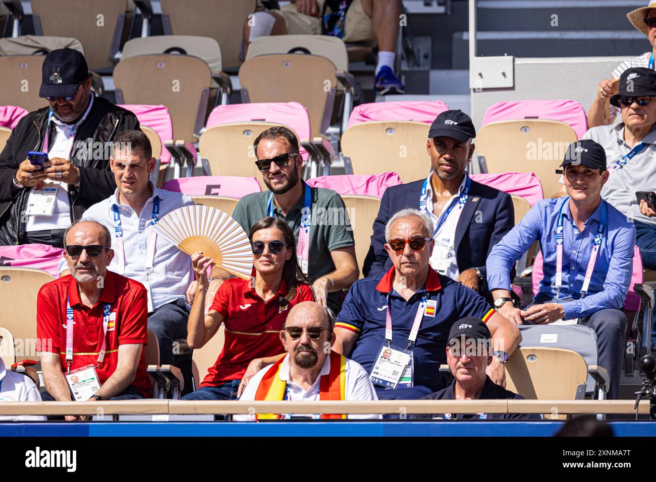 Paris, Frankreich. August 2024. Olympische Spiele, das Viertelfinalspiel der Männer zwischen dem Spanier Carlos Alcaraz und dem Amerikaner Tommy Paul. Königin Letizia Ortiz beobachtet das Spiel mit Mitgliedern des COE auf dem Mittelfeld von Roland Garros. © ABEL F. ROS Stockfoto