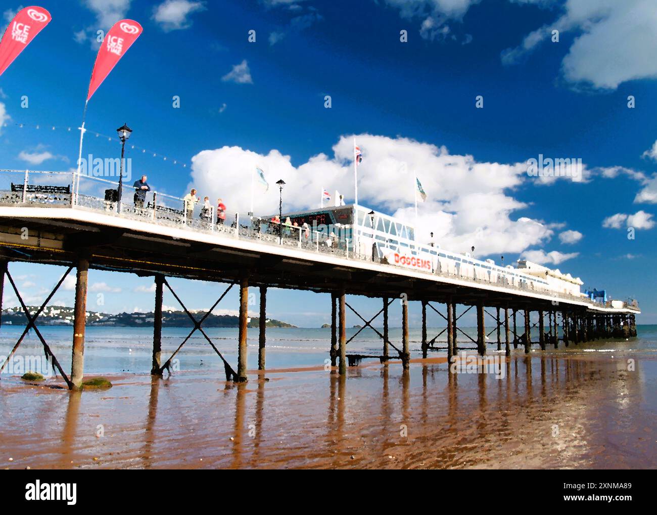 Paignton Pier an einem schönen sonnigen Tag bei Ebbe, wo die Metallrohre des Piers, Torbay, South Devon, Südwest-England, freigelegt werden. Stockfoto