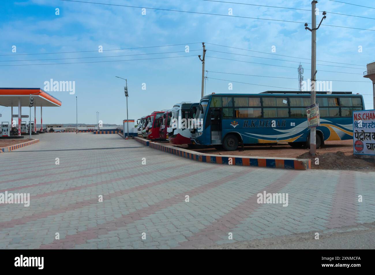 Jodhpur, Rajasthan, Indien - 15.10.2019 : Fernbusse stehen am Busstand Jodhpur. Stockfoto