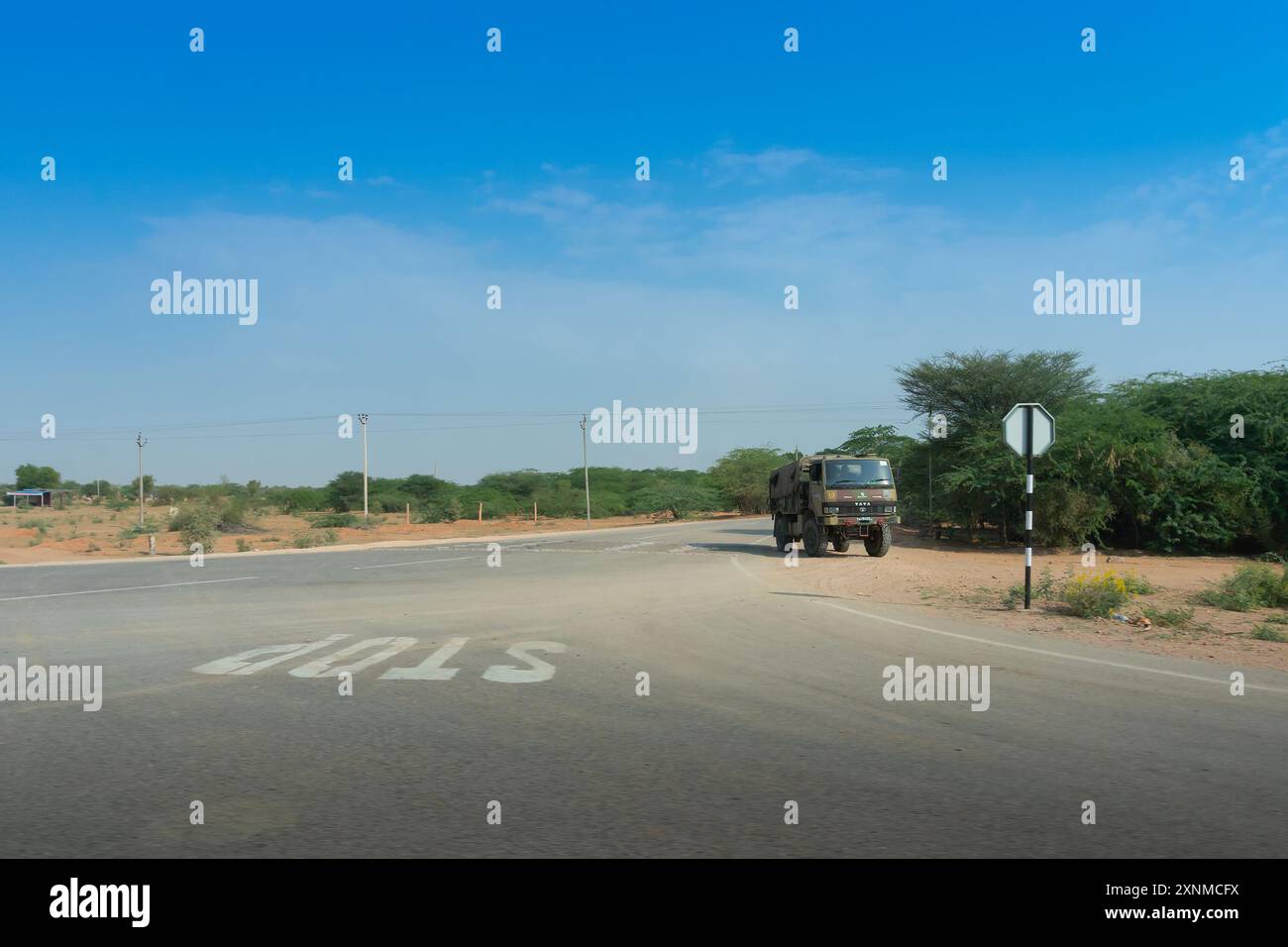 Jodhpur, Rajasthan, Indien - 15.10.2019 : indischer Militärwagen, der über die Nationalstraße fährt. Stockfoto