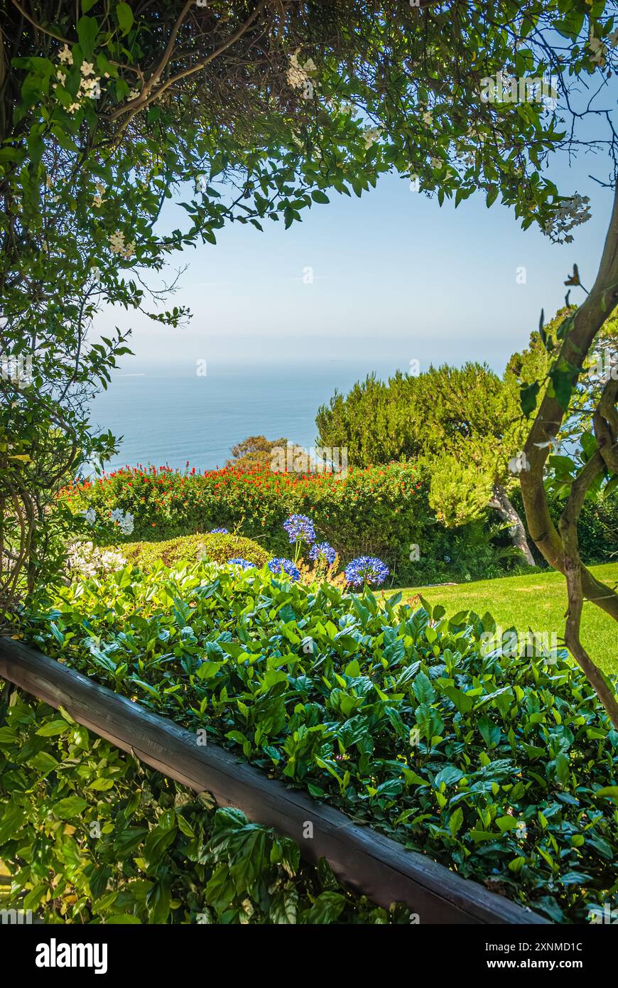 Malerischer Meerblick von einer Gartenlaube im historischen La Venta Inn in Palos Verdes Estates mit Blick auf Los Angeles und den Pazifik. (USA) Stockfoto