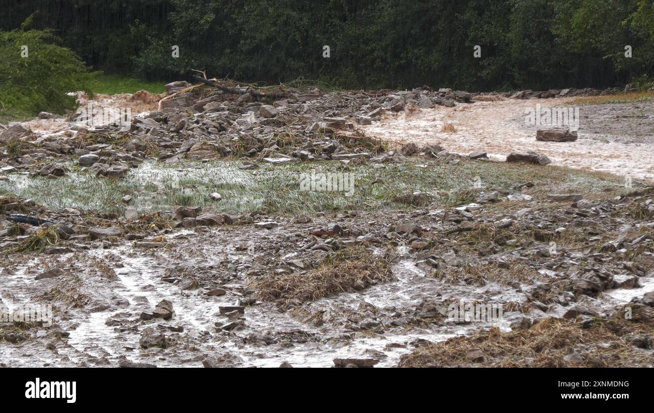 Heftige Regenfälle und Sturzfluten führen in Mittelfranken zu großen Überflutungen. Betroffen ist der Landkreis Neustadt an der Aisch-Bad Windsheim. Bis zu 100 Liter auf dem Quadratmeter führen zu einigen Erdrutschen und kleineren Murenabgängen. Viele Straßen in der Umgebung von Equarhofen wurden stark überflutet. Sturzbäche und reißende Fluten ergießen sich über Land- und Bundesstraßen. Die Feuerwehren in der Umgebung sind im Dauereinsatz. Der Pegel der Steinach stieg gefährlich an und überschwemmte Brücken in Equarhofen. Die Feuerwehr muss die Straßen absperren. Autofahrer hatten Mühe voran Stockfoto