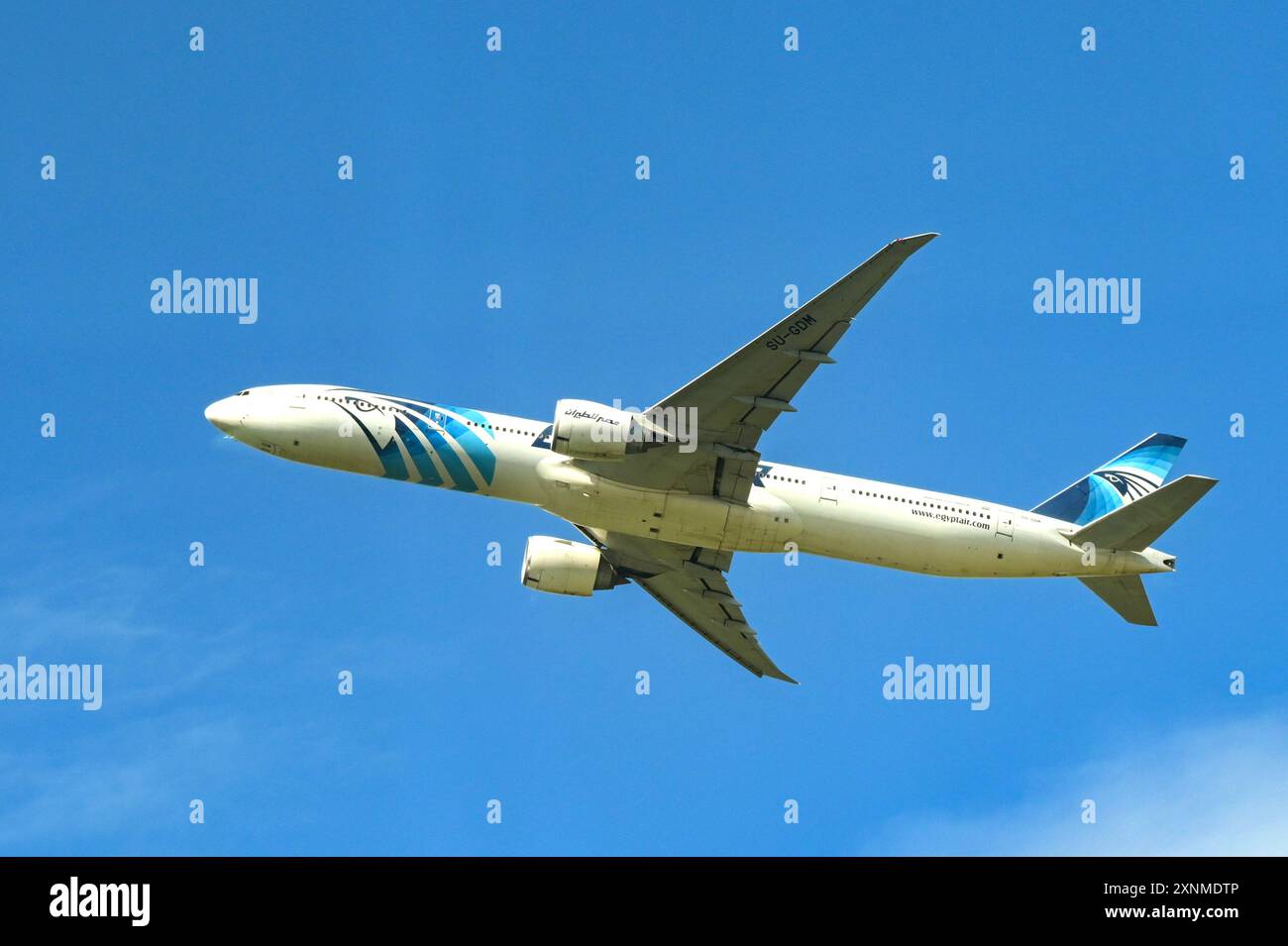 London, England, Großbritannien - 28. April 2024: Boeing 777 (Registrierung SU-GDM) betrieben von Egypt Climbing nach dem Start vom Flughafen London Heathrow. Stockfoto