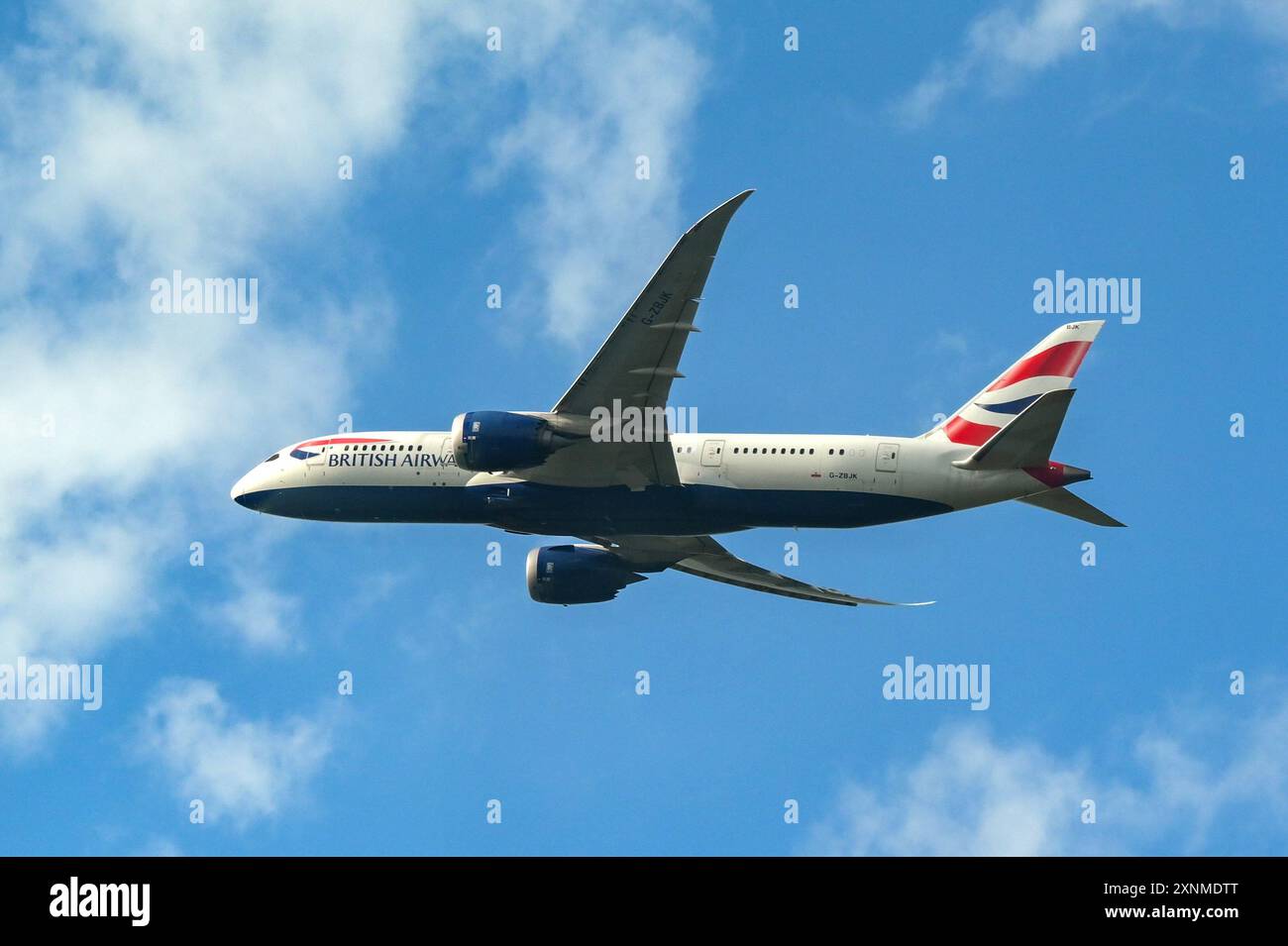 London, England, Großbritannien - 28. April 2024: Boeing 787 Dreamliner (Registrierung G_ZBJK), betrieben von British Airways Climbing nach dem Start von Heathrow Stockfoto