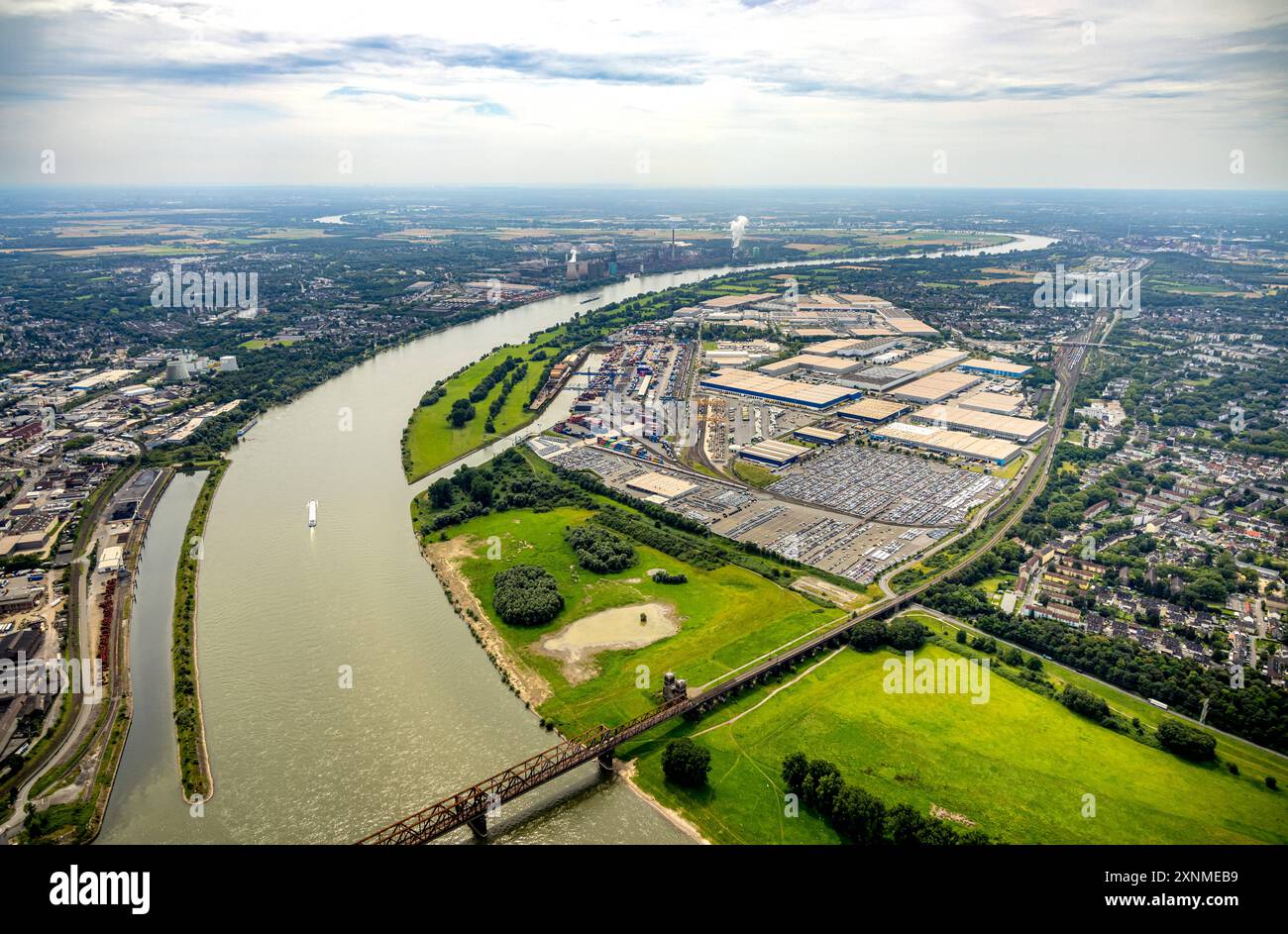 Luftbild, Duisburg-West, Logport I Eins Rheinhausen, duisport mit D3T Duisburg Trimodal Terminal, DIT Duisburg Intermodal Terminal und Automobil-Logistik am Fluss Rhein, vorne die Hochfelder Eisenbahnbrücke, hinten links der logport II zwei und HKM Hüttenwerke Krupp Mannesmann am Fluss Rhein, Fernsicht, Friemerheim, Hochfeld, Duisburg, Ruhrgebiet, Nordrhein-Westfalen, Deutschland ACHTUNGxMINDESTHONORARx60xEURO *** Luftansicht, Duisburg West, Logport I Eins Rheinhausen, duisport mit D3T Duisburg Trimodal Terminal, DIT Duisburg Intermodal Terminal und Automobil Logistik am Rhein, in f Stockfoto