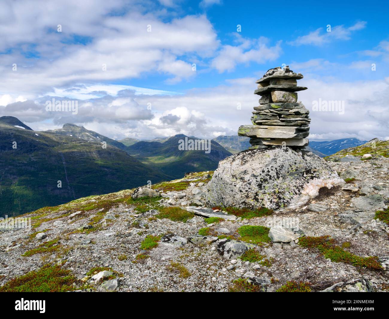 Architektonisches Steinhaus auf dem einfachen Weg nach Skredfjellet mit herrlichem Blick über das Stryn-Tal in Nordfjord in Zentralnorwegen Stockfoto