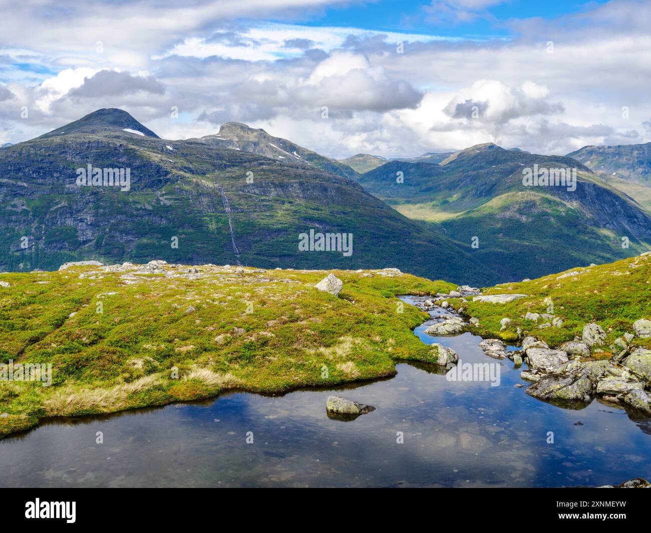 Blick von Skredfjellet über das Stryn-Tal in Richtung Gryta und Kirkjenibba und dem spitzen Hornindalsrokken oberhalb des Nordfjords in Zentralnorwegen Stockfoto