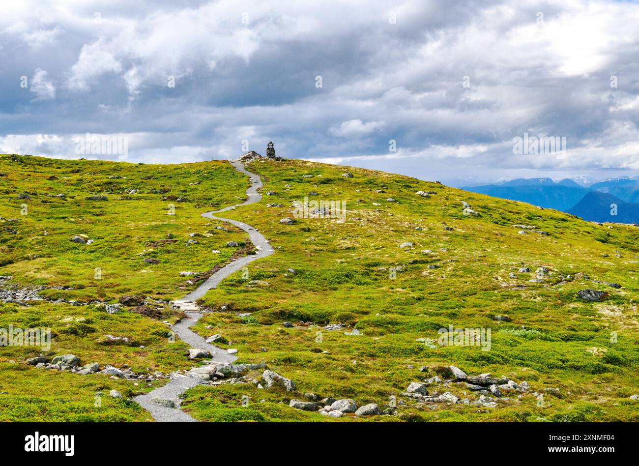 Der einfache asphaltierte Weg hinauf zum Gipfel des Skredfjellet - einer der Rundwege von der Bergstation der Loen Skylift Seilbahn in der Nähe von Stryn Norwegen Stockfoto