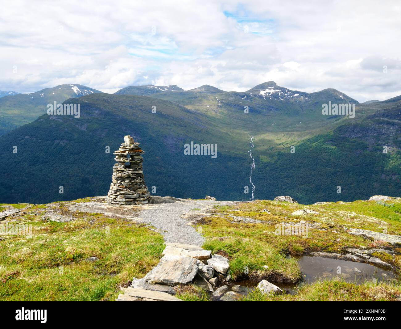 Architektonisches Steinhaus auf dem einfachen Weg nach Skredfjellet mit herrlichem Blick über das Stryn-Tal in Nordfjord in Zentralnorwegen Stockfoto