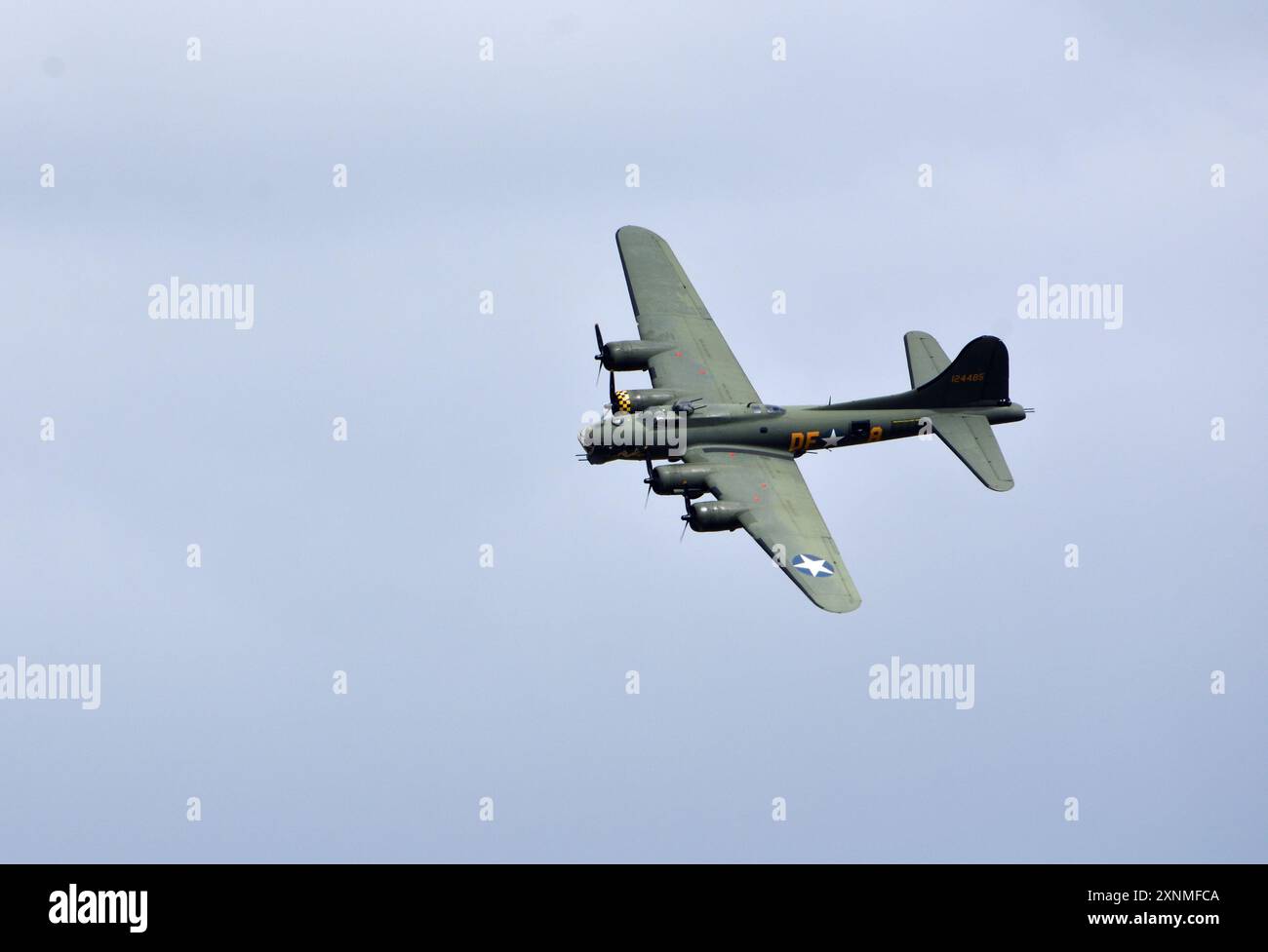 Vintage B-17 Flying Fortress G-BEDF Sally B im blauen Himmel. Stockfoto