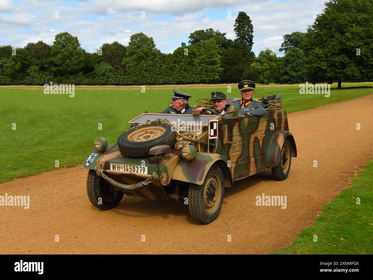 Weltkrieg 2 Deutscher Volkswagen Kubelwagen Fahrzeug mit Fahrer und Beifahrer in deutscher Uniform. Stockfoto