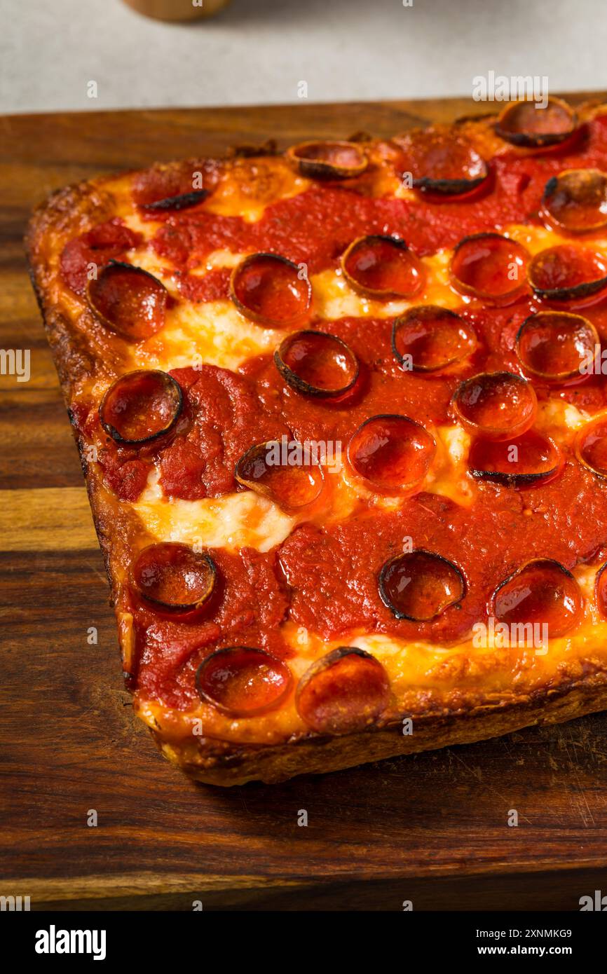 Hausgemachte Peperoni Pizza im Detroit-Stil mit Mozarella und Sauce Stockfoto