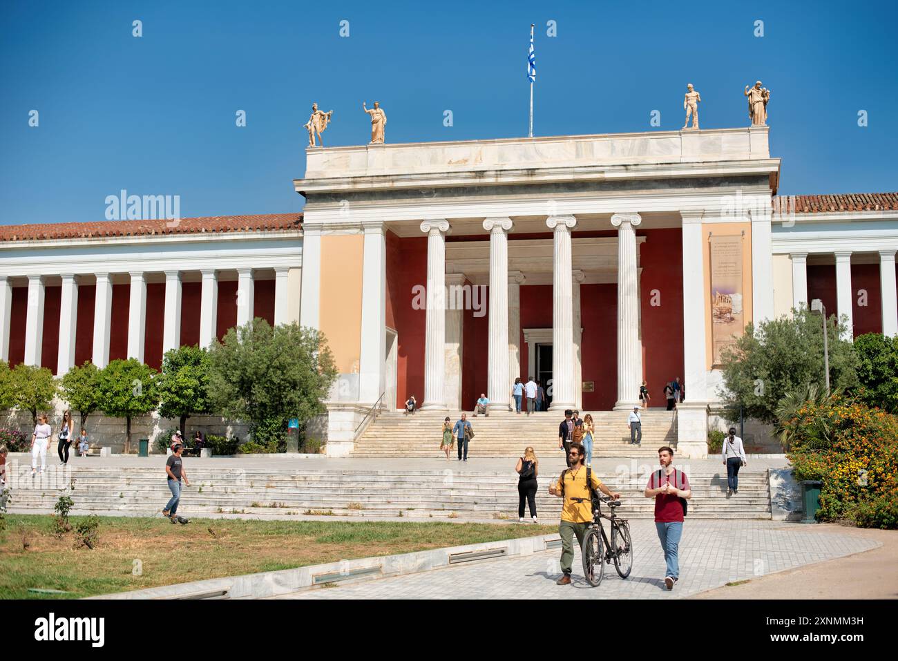 ATHEN, Griechenland – der Haupteingang des Nationalen Archäologischen Museums in Athen, ein prominentes Beispiel neoklassischer Architektur, empfängt Besucher in einer der weltweit bedeutendsten Sammlungen von antiken griechischen Artefakten. Die große Fassade des Museums zeigt klassische Säulen und komplexe Details, die das künstlerische und architektonische Erbe Griechenlands widerspiegeln. Das Museum befindet sich im Zentrum von Athen und ist ein Tor zum Erkunden der reichen Geschichte und Kultur des antiken Griechenlands. Stockfoto