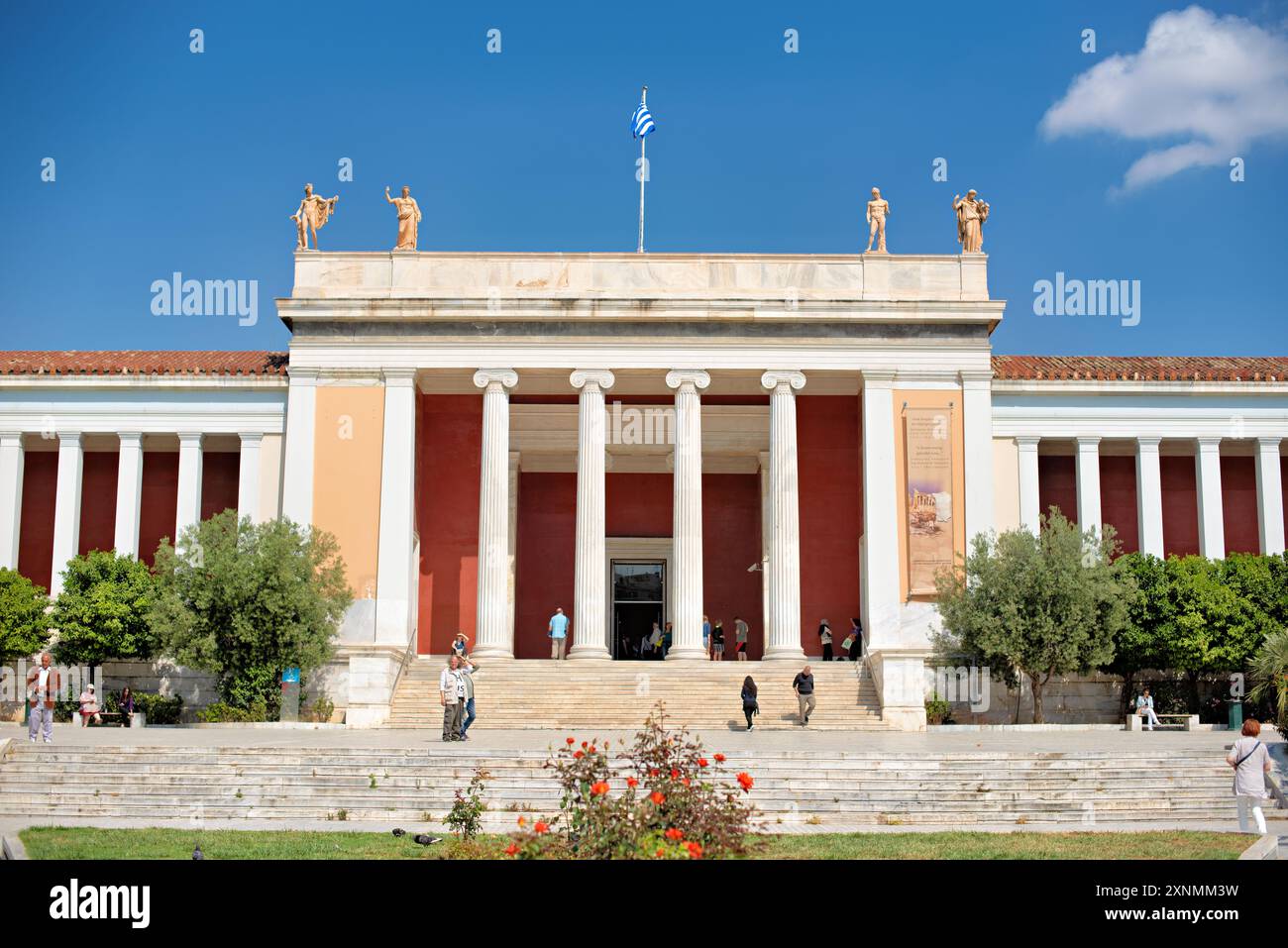 ATHEN, Griechenland – der Haupteingang des Nationalen Archäologischen Museums in Athen, ein prominentes Beispiel neoklassischer Architektur, empfängt Besucher in einer der weltweit bedeutendsten Sammlungen von antiken griechischen Artefakten. Die große Fassade des Museums zeigt klassische Säulen und komplexe Details, die das künstlerische und architektonische Erbe Griechenlands widerspiegeln. Das Museum befindet sich im Zentrum von Athen und ist ein Tor zum Erkunden der reichen Geschichte und Kultur des antiken Griechenlands. Stockfoto