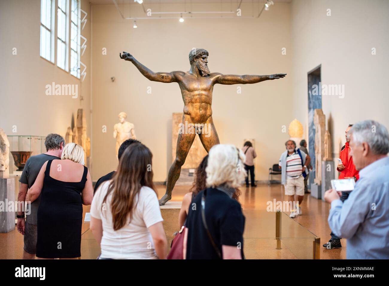 ATHEN, Griechenland – die Statue des Zeus oder Poseidon, eine auffällige Bronzeskulptur aus dem 5. Jahrhundert v. Chr., ist eine der berühmtesten Exponate im Nationalen Archäologischen Museum in Athen. Diese legendäre Skulptur, die im Meer vor dem Kap Artemision entdeckt wurde, soll entweder Zeus mit einem Blitz oder Poseidon mit einem Dreizack darstellen. Die Statue wird für ihre dynamische Pose und ihre komplizierte Handwerkskunst gefeiert, die beispielhaft für die künstlerische Exzellenz der antiken griechischen Bildhauer ist. Stockfoto