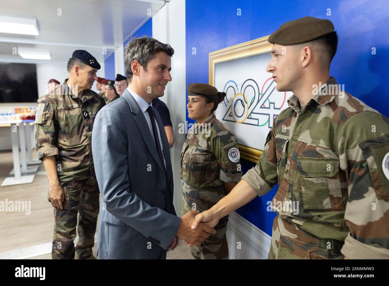 Paris, Frankreich. August 2024. Frankreichs scheidender Premierminister Gabriel Attal spricht mit dem Militär, als er am 1. August 2024 das Militärlager Alain Mimoun in Paris besucht. Das Lager beherbergt einige Soldaten, die mobilisiert wurden, um an der Sicherheit der Olympischen Spiele 2024 teilzunehmen. Foto: Raphael Lafargue/ABACAPRESS. COM Credit: Abaca Press/Alamy Live News Stockfoto