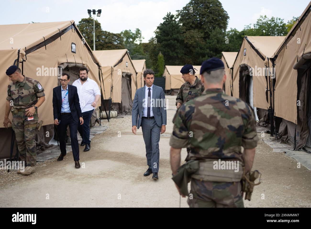 Paris, Frankreich. August 2024. Frankreichs scheidender Premierminister Gabriel Attal spricht mit dem Militär, als er am 1. August 2024 das Militärlager Alain Mimoun in Paris besucht. Das Lager beherbergt einige Soldaten, die mobilisiert wurden, um an der Sicherheit der Olympischen Spiele 2024 teilzunehmen. Foto: Raphael Lafargue/ABACAPRESS. COM Credit: Abaca Press/Alamy Live News Stockfoto