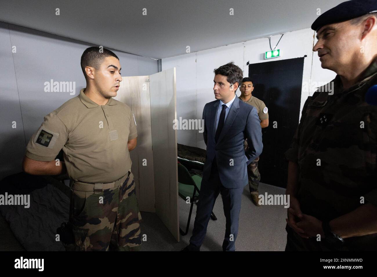 Paris, Frankreich. August 2024. Frankreichs scheidender Premierminister Gabriel Attal spricht mit dem Militär, als er am 1. August 2024 das Militärlager Alain Mimoun in Paris besucht. Das Lager beherbergt einige Soldaten, die mobilisiert wurden, um an der Sicherheit der Olympischen Spiele 2024 teilzunehmen. Foto: Raphael Lafargue/ABACAPRESS. COM Credit: Abaca Press/Alamy Live News Stockfoto