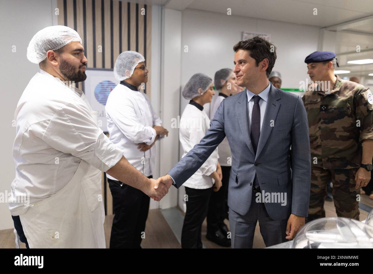 Paris, Frankreich. August 2024. Frankreichs scheidender Premierminister Gabriel Attal besucht die Cafeteria, während er am 1. August 2024 das Militärlager Alain Mimoun in Paris besucht. Das Lager beherbergt einige Soldaten, die mobilisiert wurden, um an der Sicherheit der Olympischen Spiele 2024 teilzunehmen. Foto: Raphael Lafargue/ABACAPRESS. COM Credit: Abaca Press/Alamy Live News Stockfoto