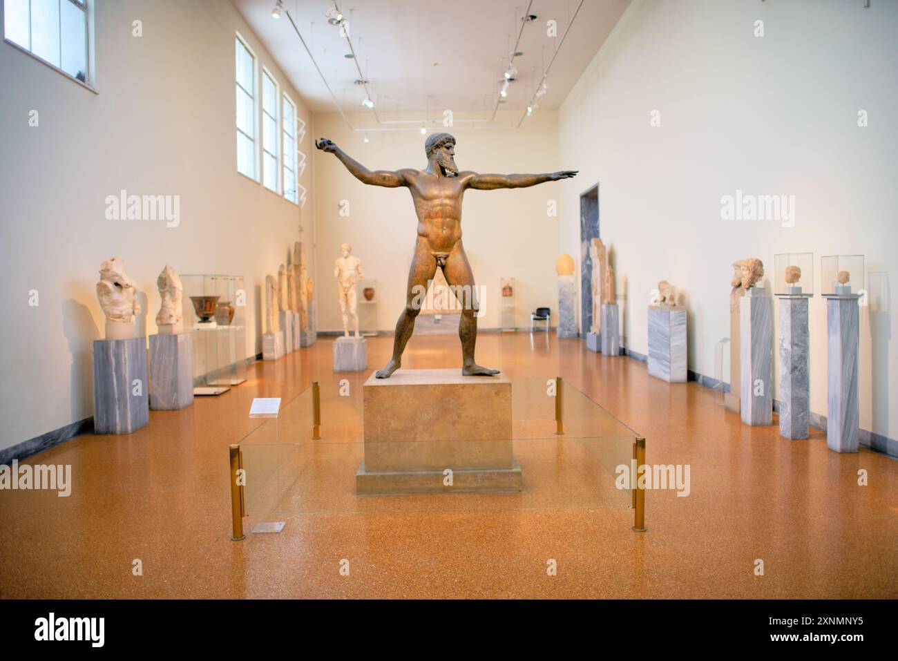 ATHEN, Griechenland – die Statue des Zeus oder Poseidon, eine auffällige Bronzeskulptur aus dem 5. Jahrhundert v. Chr., ist eine der berühmtesten Exponate im Nationalen Archäologischen Museum in Athen. Diese legendäre Skulptur, die im Meer vor dem Kap Artemision entdeckt wurde, soll entweder Zeus mit einem Blitz oder Poseidon mit einem Dreizack darstellen. Die Statue wird für ihre dynamische Pose und ihre komplizierte Handwerkskunst gefeiert, die beispielhaft für die künstlerische Exzellenz der antiken griechischen Bildhauer ist. Stockfoto