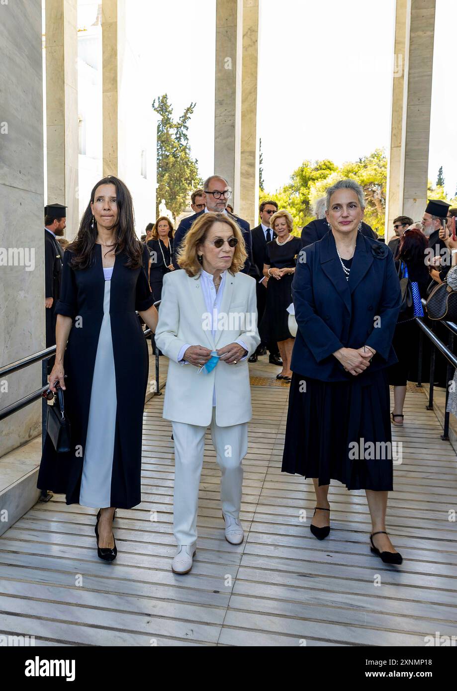 Athen, Griechenland. August 2024. ATHEN, Griechenland 0108-2024 Prinzessin Alexandra von Griechenland und Dänemark mit ihrer Mutter Marina Karella und Prinzessin Olga von Savoy-Aosta Bestattungsgottesdienst von Prinz Michael von Griechenland und Dänemark in der Kirche Saint Theodore, erster Friedhof von Athen Credit: Albert Nieboer Niederlande OUT Point de Vue OUT/dpa/Alamy Live News Stockfoto