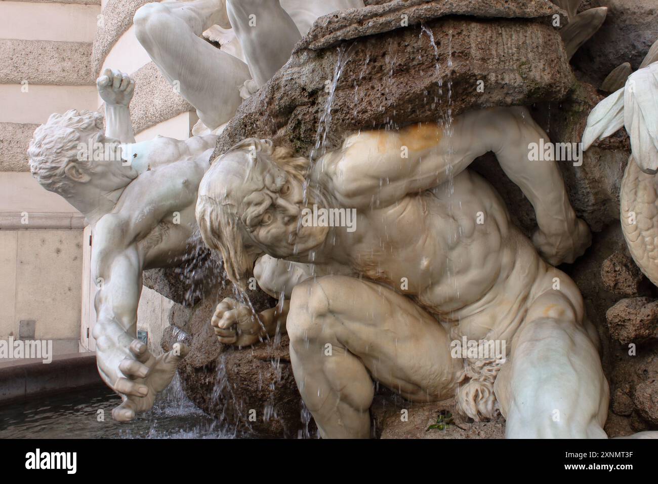 Kunststoff darstellen und den dramatischen Ausdruck in diesem Brunnen am Eingang des Palace Hofburg, Wien Stockfoto