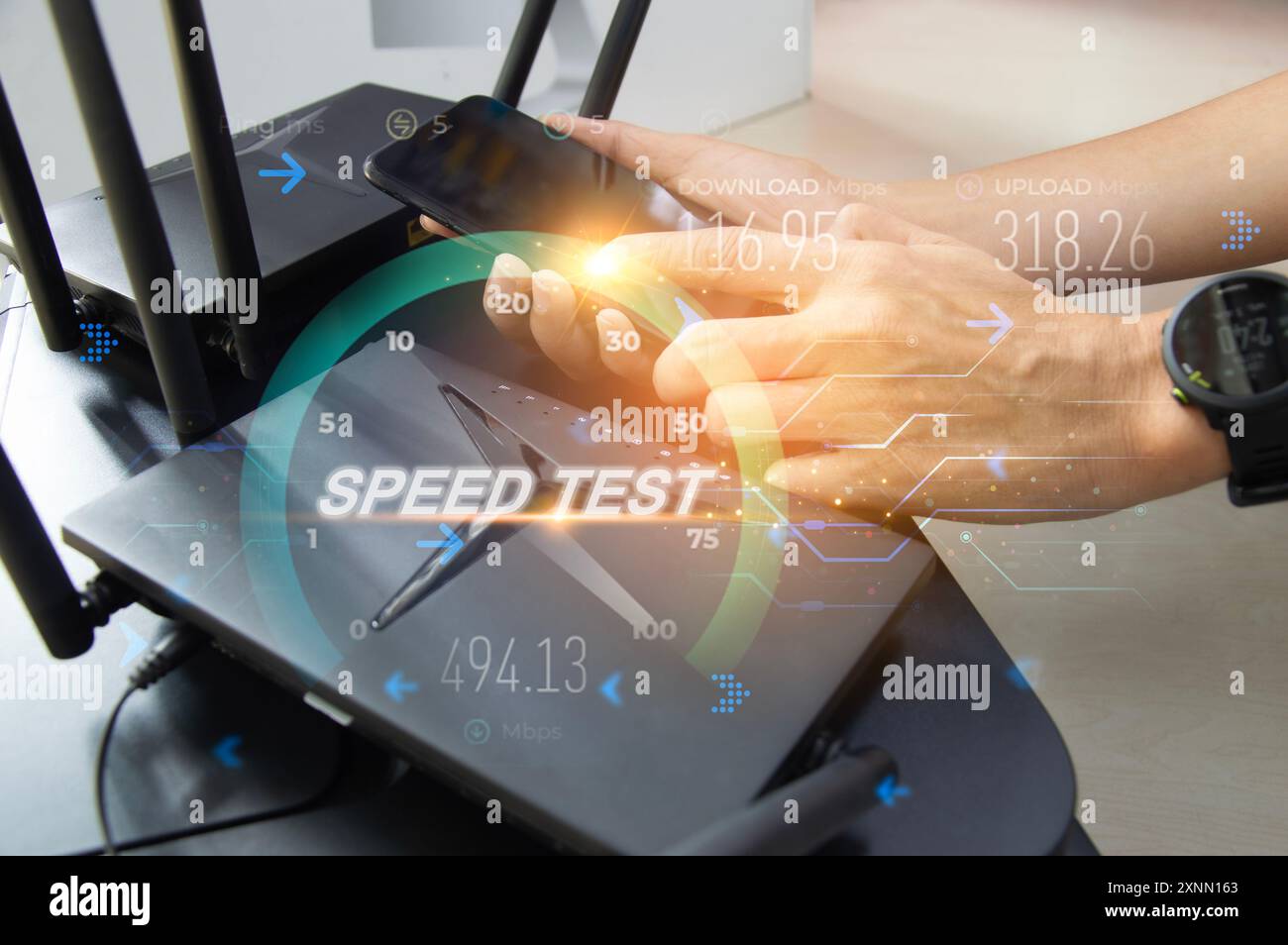 Schnelle Internetverbindung speedtest Netzwerkbandbreitentechnologie man nutzt Highspeed-Internet mit Smartphone und Laptop. 5G-Qualität, Geschwindigkeit o Stockfoto
