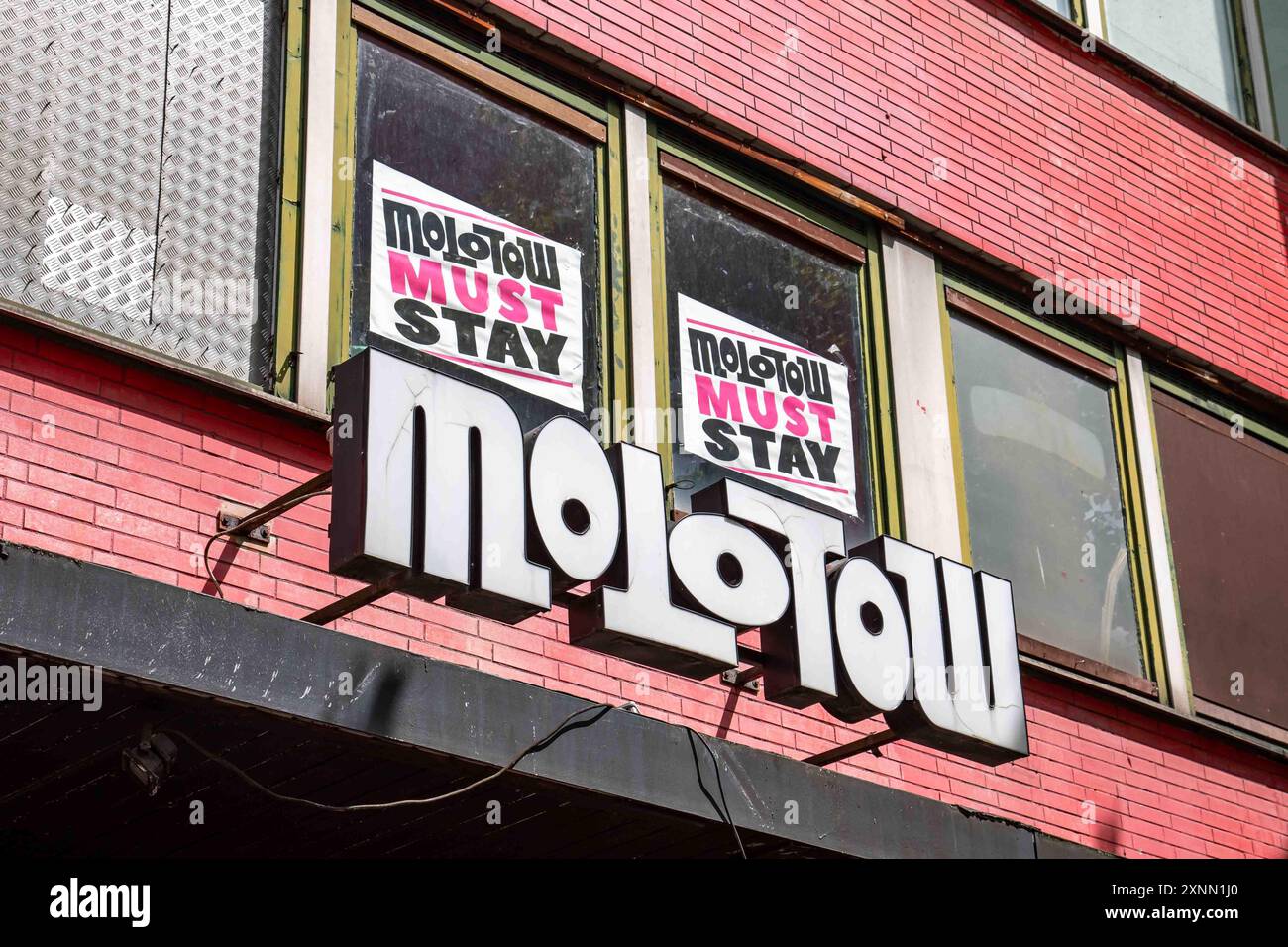 Molotow muss Plakate an den Fenstern eines Live-Musik-Veranstaltungsortes im Hamburger Stadtteil St. Pauli aufbewahren Stockfoto