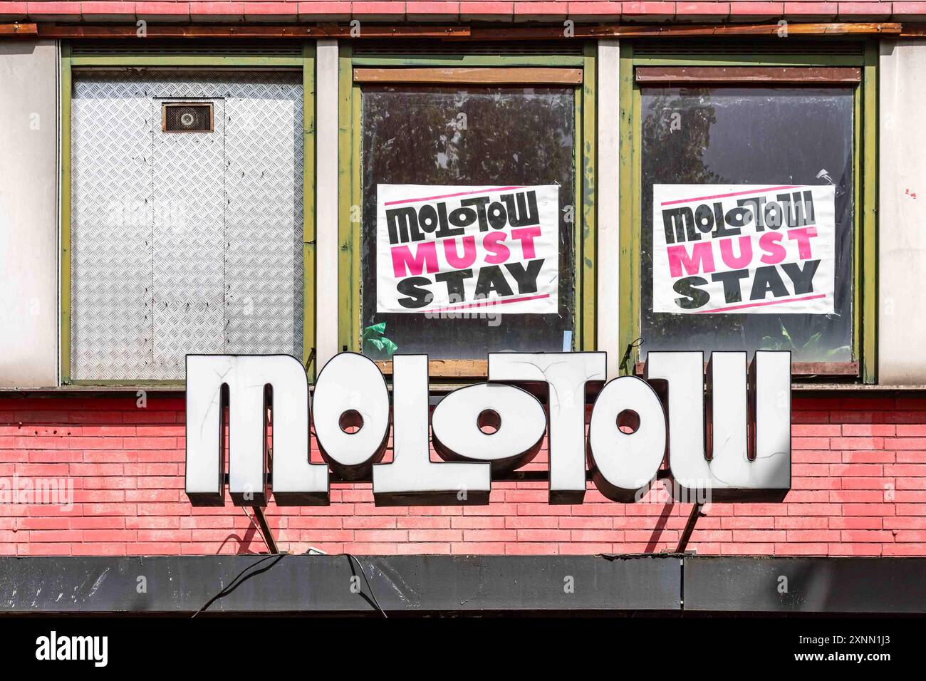 Molotow muss bleiben. Plakate an Fenstern eines Live-Musikortes unter Androhung der Räumung im Hamburger Stadtteil St. Pauli. Stockfoto Molotow muss bleiben. Plakate an Fenstern eines Live-Musikortes unter Androhung der Räumung im Hamburger Stadtteil St. Pauli. Stockfoto
