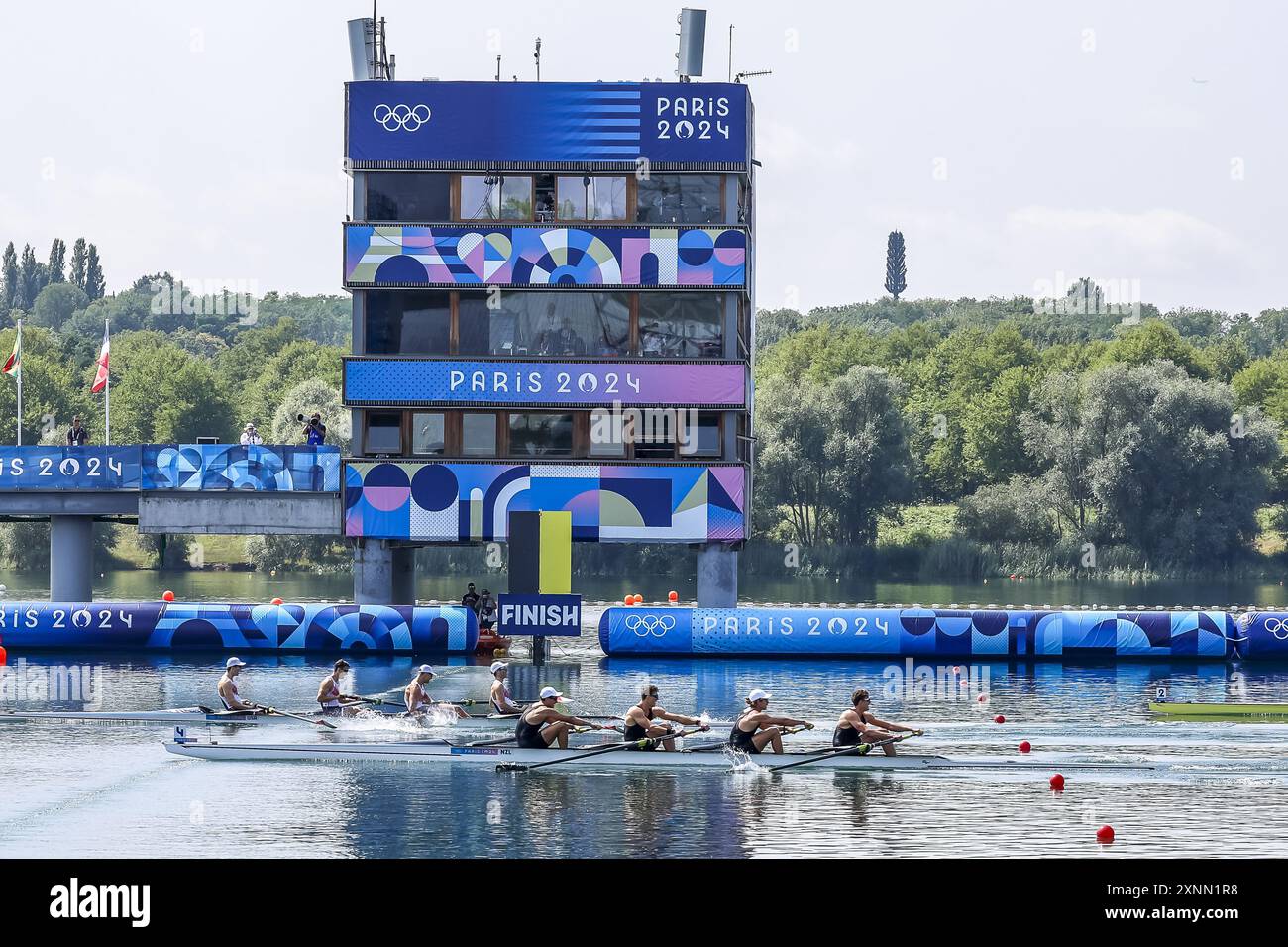 MEAD Nick, BEST Justin, GRADY Michael, CORRIGAN Liam aus den Vereinigten Staaten von Amerika MACLEAN Ollie, ULLRICH Logan, MURRAY Tom, MACDONALD Matt aus Neuseeland WILKES Oliver, AMBLER David, ALDRIDGE Matt, DAVIDSON Freddie, 39er Jahre bei den Olympischen Spielen in Paris 2024 am 1. August 2024 im Nautikstadion Vaires-sur-Marne in Vaires-sur-Marne, Frankreich Stockfoto