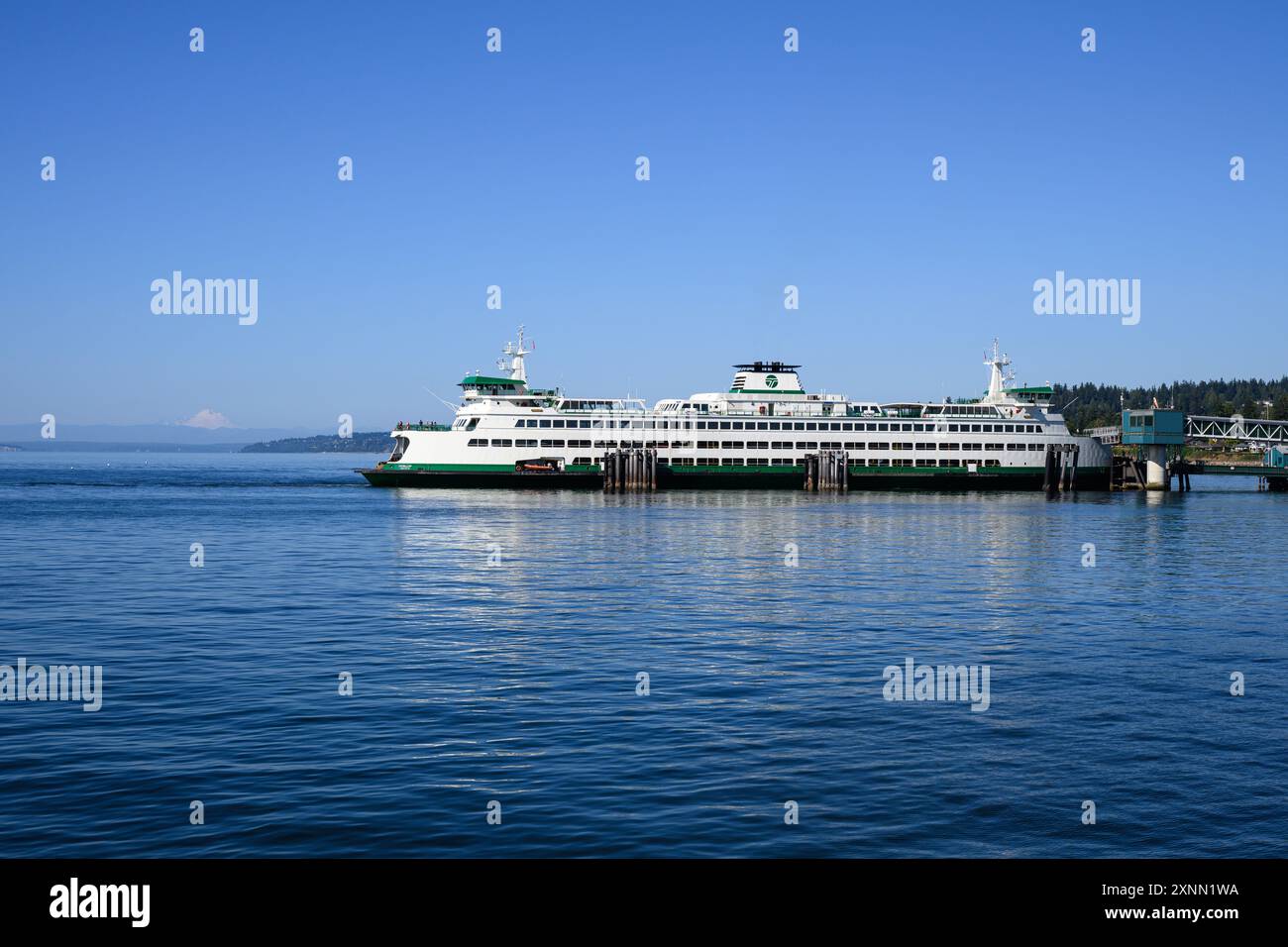 Edmonds, WA, USA - 15. Juli 2024; Washington State Car Ferry Puyallup legte an ruhigen Tagen am Edmonds Terminal an Stockfoto