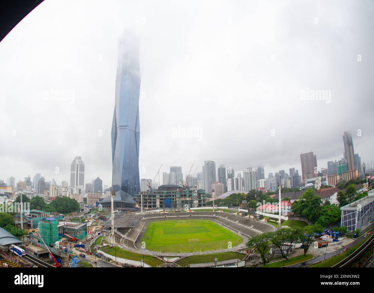 23. April 2022 Kuala Lumpur Malaysia - Merdeka 118 Tower und die Skyline von Kuala Lumpur während der Morgen- und Abendstunden. Es ist die zweithöchste bui Stockfoto