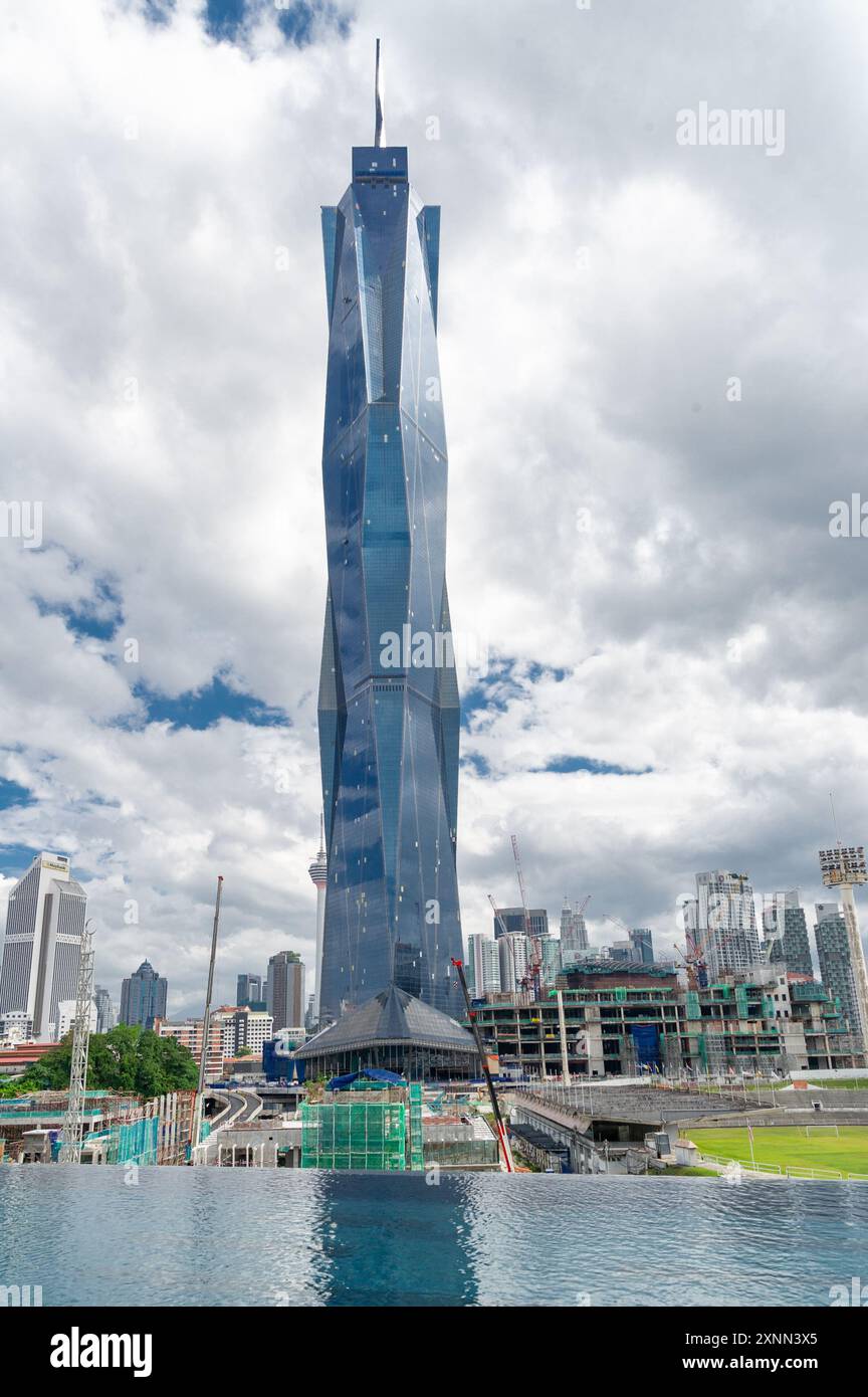 23. April 2022 Kuala Lumpur Malaysia - Merdeka 118 Tower und die Skyline von Kuala Lumpur während der Morgen- und Abendstunden. Es ist die zweithöchste bui Stockfoto