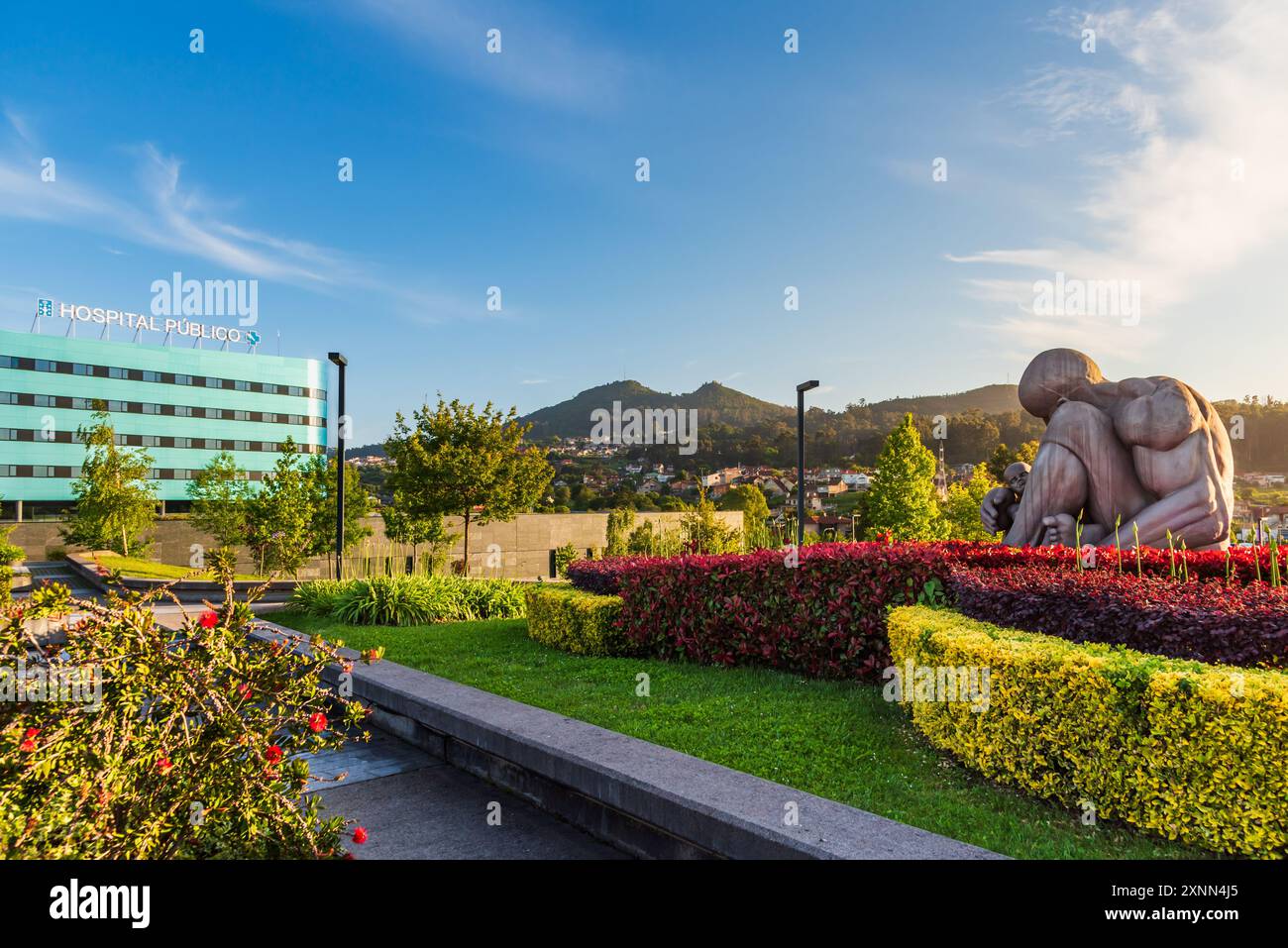 Vigo, Pontevedra, 6,4.2024; schützender titan, Skulptur an den Türen des öffentlichen Krankenhauses Alvaro Cunqueiro in Vigo. Stockfoto