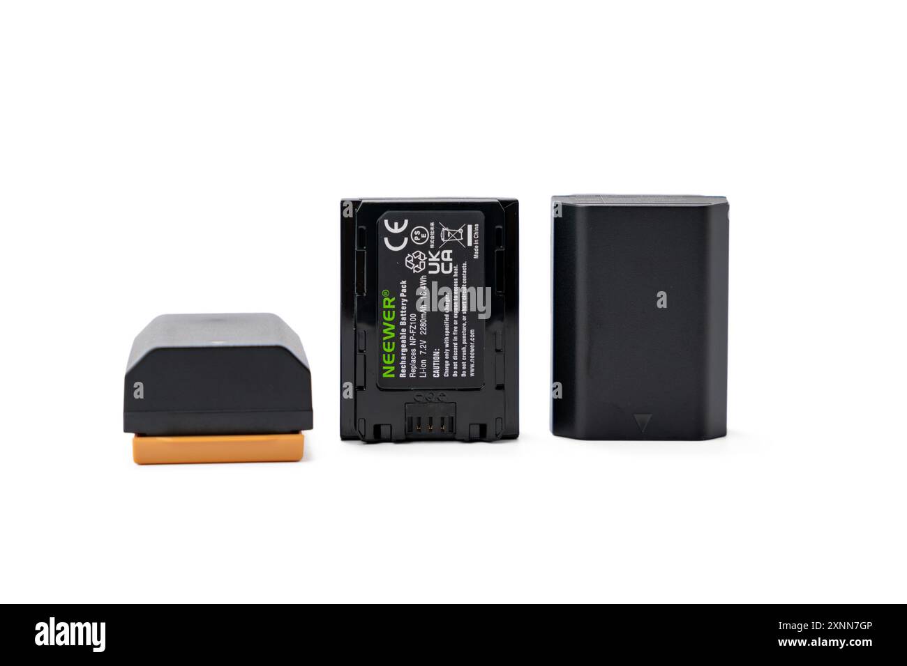 Deutschland Berlin 1. August 2024. Ersatzbatterie NEEWER NP-FZ100 isoliert auf weißem Hintergrund. Ersatzakku weiß. Stockfoto