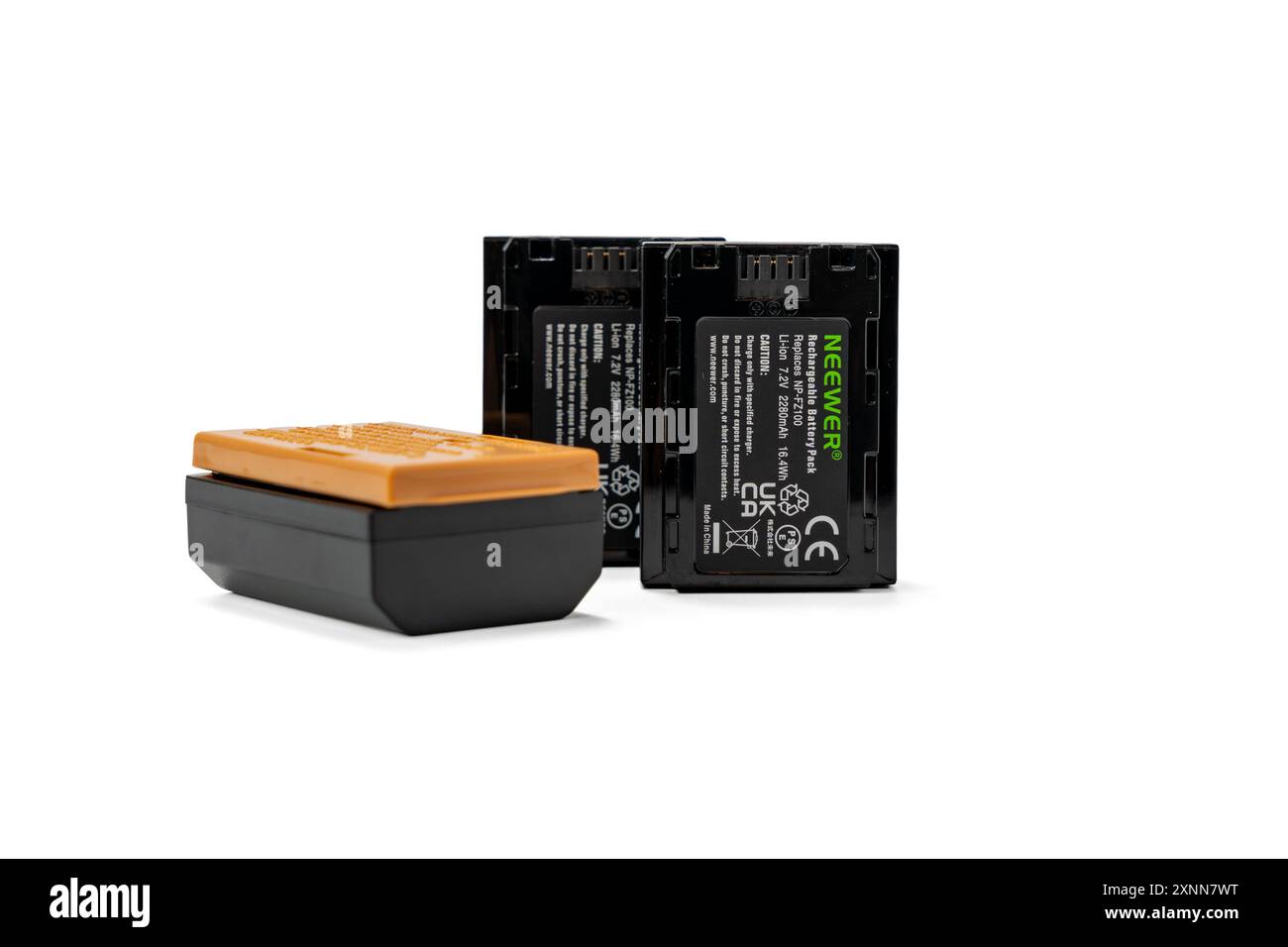 Deutschland Berlin 1. August 2024. Ersatzbatterie NEEWER NP-FZ100 isoliert auf weißem Hintergrund. Ersatzakku weiß. Stockfoto