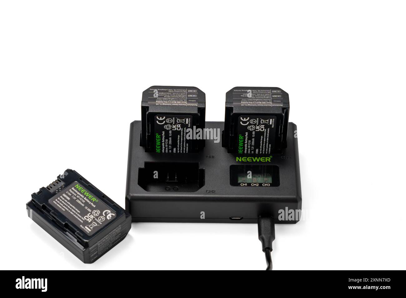 Deutschland Berlin 1. August 2024. NEEWER NP-FZ100 Ersatzakku und Ladegerät isoliert auf weißem Hintergrund. USB-Ladegerät mit drei Anschlüssen. Stockfoto