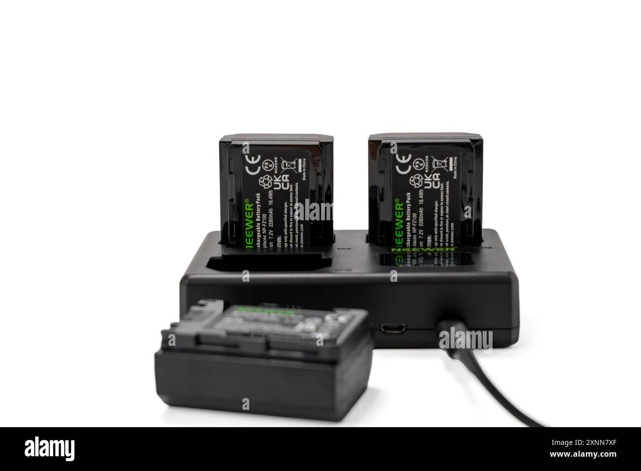 Deutschland Berlin 1. August 2024. NEEWER NP-FZ100 Ersatzakku und Ladegerät isoliert auf weißem Hintergrund. USB-Ladegerät mit drei Anschlüssen. Stockfoto