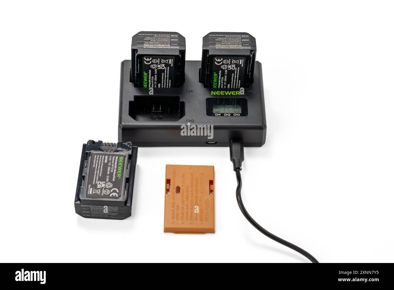 Deutschland Berlin 1. August 2024. NEEWER NP-FZ100 Ersatzakku und Ladegerät isoliert auf weißem Hintergrund. USB-Ladegerät mit drei Anschlüssen. Stockfoto
