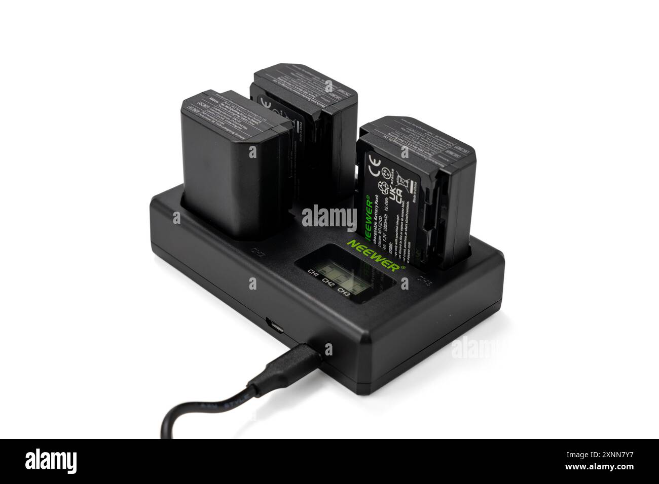 Deutschland Berlin 1. August 2024. NEEWER NP-FZ100 Ersatzakku und Ladegerät isoliert auf weißem Hintergrund. USB-Ladegerät mit drei Anschlüssen. Stockfoto