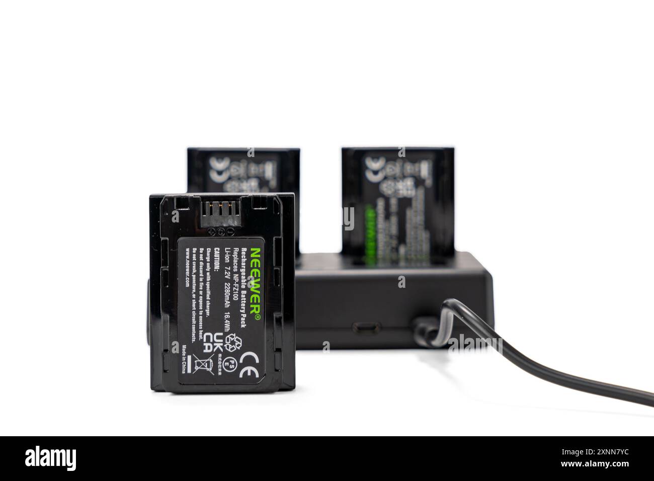 Deutschland Berlin 1. August 2024. NEEWER NP-FZ100 Ersatzakku und Ladegerät isoliert auf weißem Hintergrund. USB-Ladegerät mit drei Anschlüssen. Stockfoto