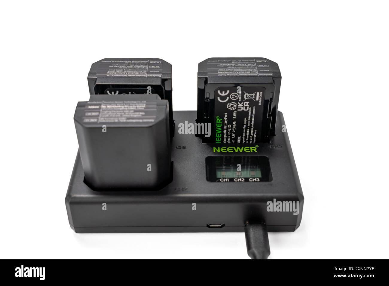 Deutschland Berlin 1. August 2024. NEEWER NP-FZ100 Ersatzakku und Ladegerät isoliert auf weißem Hintergrund. USB-Ladegerät mit drei Anschlüssen. Stockfoto