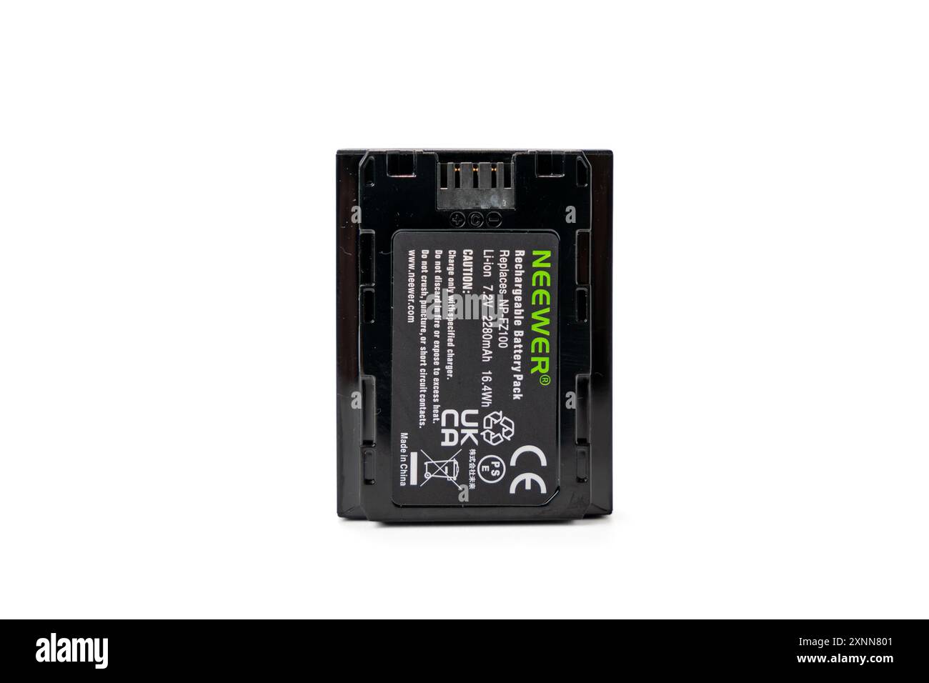 Deutschland Berlin 1. August 2024. Ersatzbatterie NEEWER NP-FZ100 isoliert auf weißem Hintergrund. Ersatzakku weiß. Stockfoto