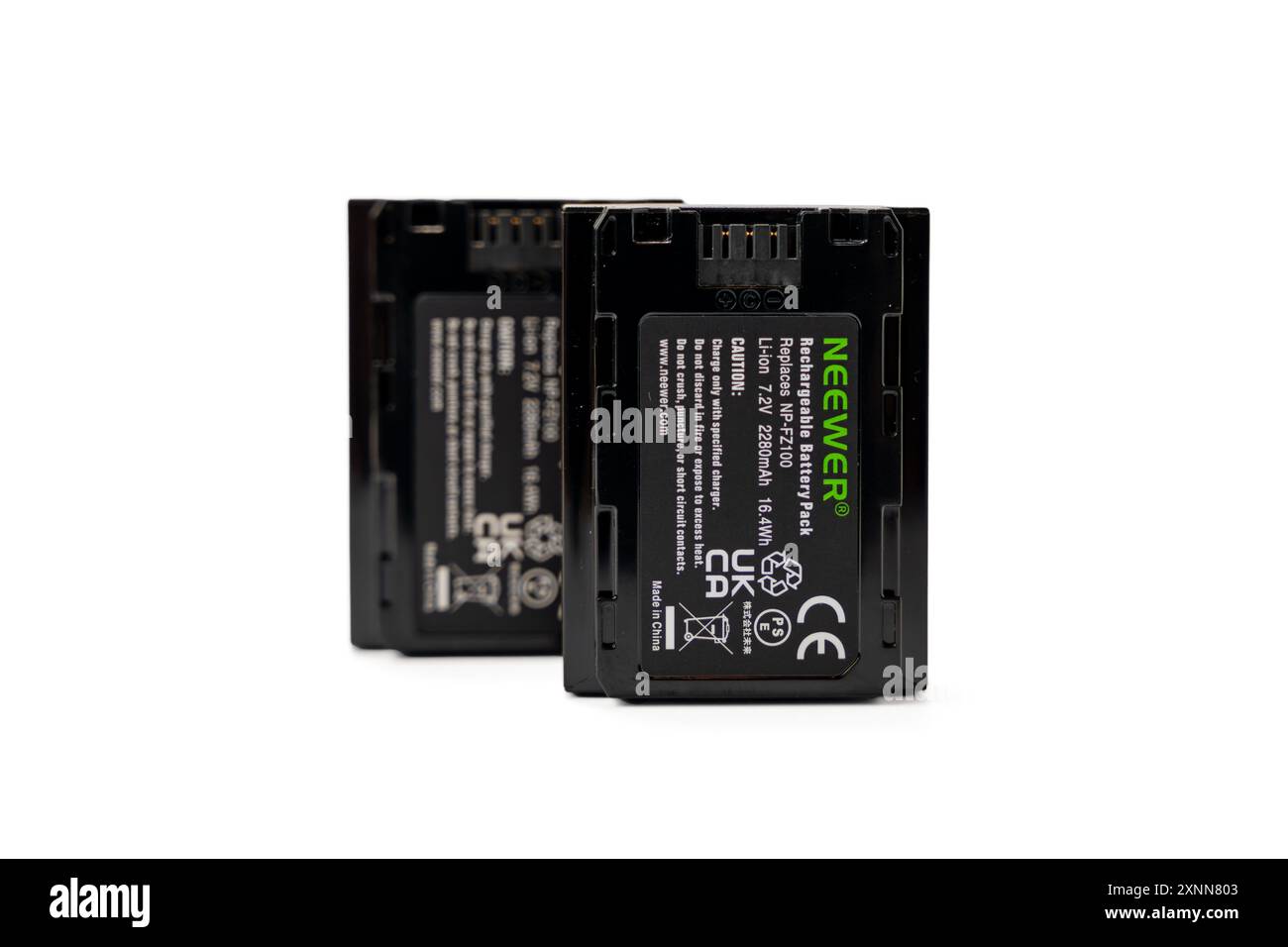 Deutschland Berlin 1. August 2024. Ersatzbatterie NEEWER NP-FZ100 isoliert auf weißem Hintergrund. Ersatzakku weiß. Stockfoto