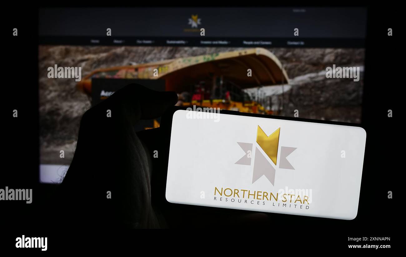Person mit Smartphone und Logo des australischen Unternehmens Northern Star Resources Limited vor der Website. Schwerpunkt auf dem Display des Telefons. Stockfoto